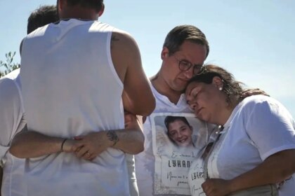 Imagen de una vía pública con una cinta de policía, en recuerdo de Lyhanna