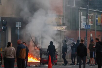 Imagen de una barbería turca dañada en Ballyclare, Irlanda del Norte