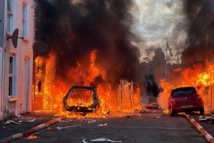 Imagen de una calle de Irlanda del Norte durante la ola de disturbios