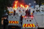 Imagen de disturbios en las calles de Belfast con la policía utilizando cañones de agua