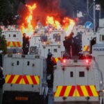 Imagen de disturbios en las calles de Belfast con la policía utilizando cañones de agua