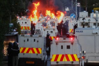 Imagen de disturbios en las calles de Belfast con la policía utilizando cañones de agua
