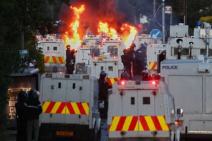 Imagen de disturbios en las calles de Belfast con la policía utilizando cañones de agua