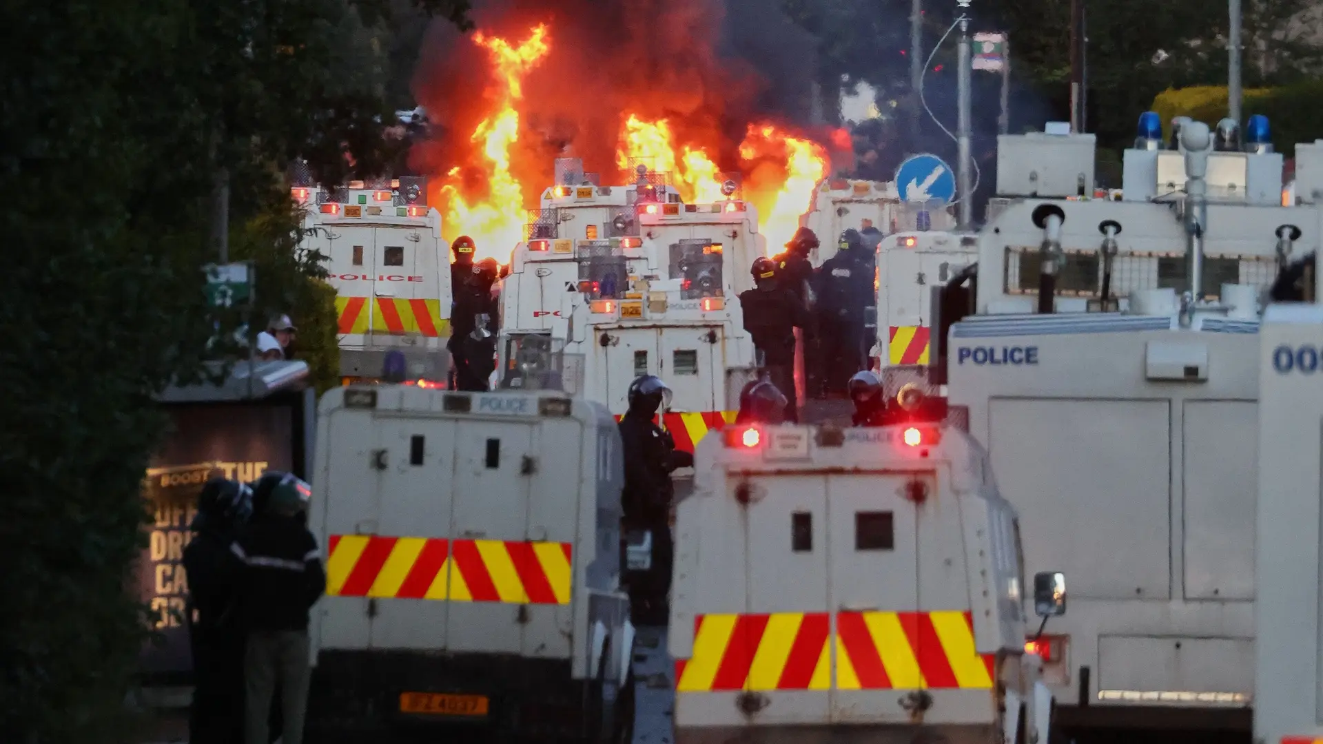 Imagen de disturbios en las calles de Belfast con la policía utilizando cañones de agua