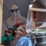 Un trabajador de salud en RDC con equipo de protección contra el ébola