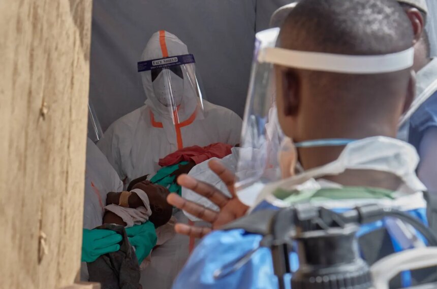 Un trabajador de salud en RDC con equipo de protección contra el ébola