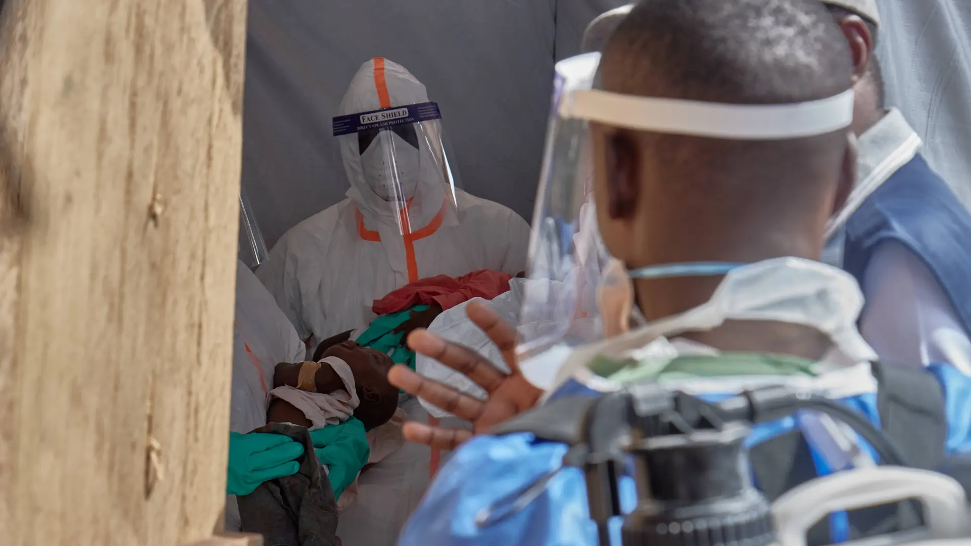 Un trabajador de salud en RDC con equipo de protección contra el ébola