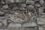 Imagen de la fortaleza preincaica de Kuélap con restos óseos y objetos ceremoniales