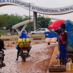 Imagen de un aeropuerto en Niamey, Níger, con vehículos de seguridad desplegados