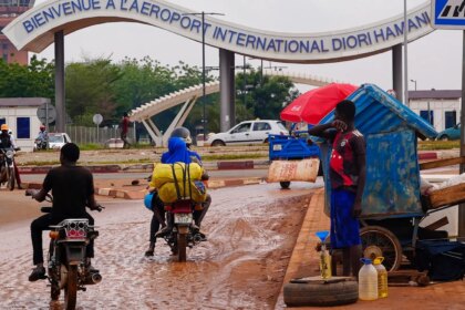 Imagen de un aeropuerto en Niamey, Níger, con vehículos de seguridad desplegados
