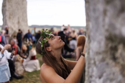 Miles de personas reunidas en Stonehenge al amanecer del solsticio de verano