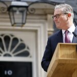 Keir Starmer hablando en Downing Street tras anunciar su dimisión como primer ministro del Reino Unido