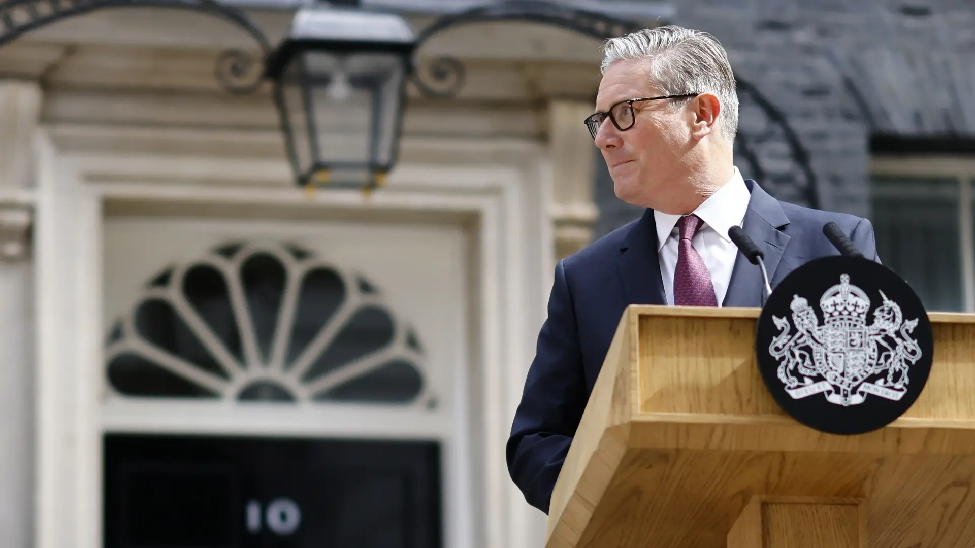 Keir Starmer hablando en Downing Street tras anunciar su dimisión como primer ministro del Reino Unido