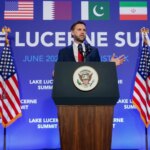 Imagen de un pozo petrolero en Irán con el texto 'Petróleo iraní'