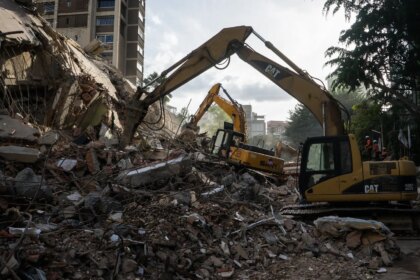 Imagen de una zona devastada por los terremotos en Venezuela con gente rescatando escombros