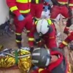 Equipo de la UME rescatando a supervivientes bajo escombros en Vistamar, La Guaira