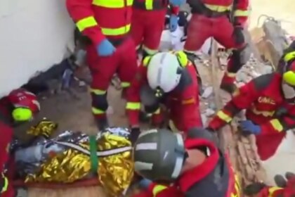 Equipo de la UME rescatando a supervivientes bajo escombros en Vistamar, La Guaira