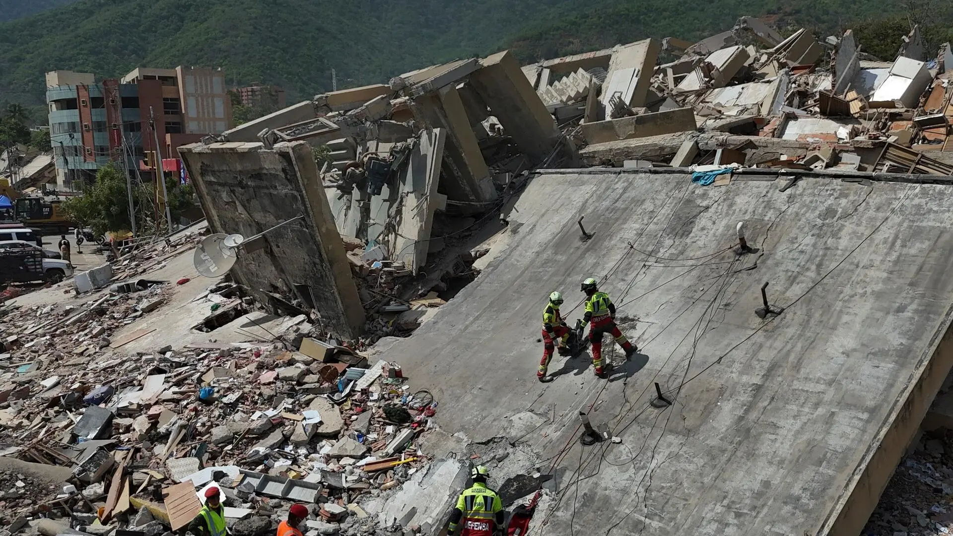 Edificios derrumbados en La Guaira tras terremotos de 7,2 y 7,5 en Venezuela