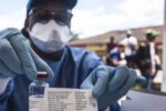 Imagen de un trabajador de salud con equipo de protección contra el ébola en África Central