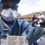 Imagen de un trabajador de salud con equipo de protección contra el ébola en África Central