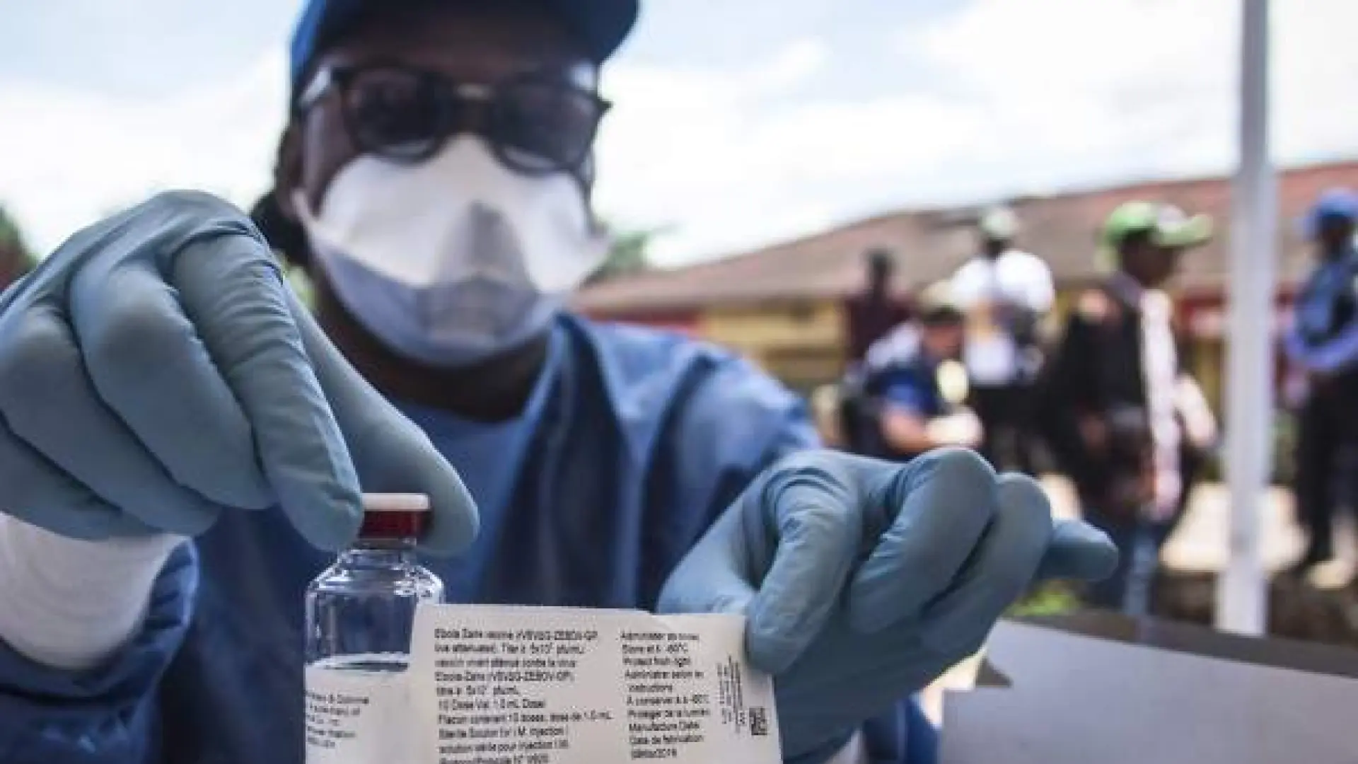 Imagen de un trabajador de salud con equipo de protección contra el ébola en África Central
