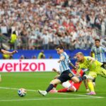 Imagen de Messi celebrando un gol con un balón girando y confeti celeste y blanco