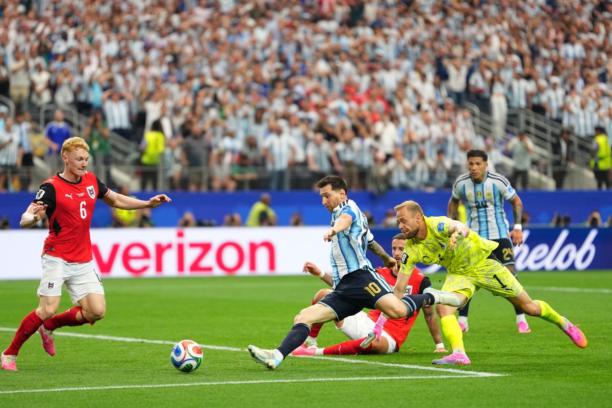 Imagen de Messi celebrando un gol con un balón girando y confeti celeste y blanco