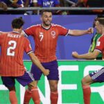 Jugador de Escocia celebra gol en partido contra Haití en Boston