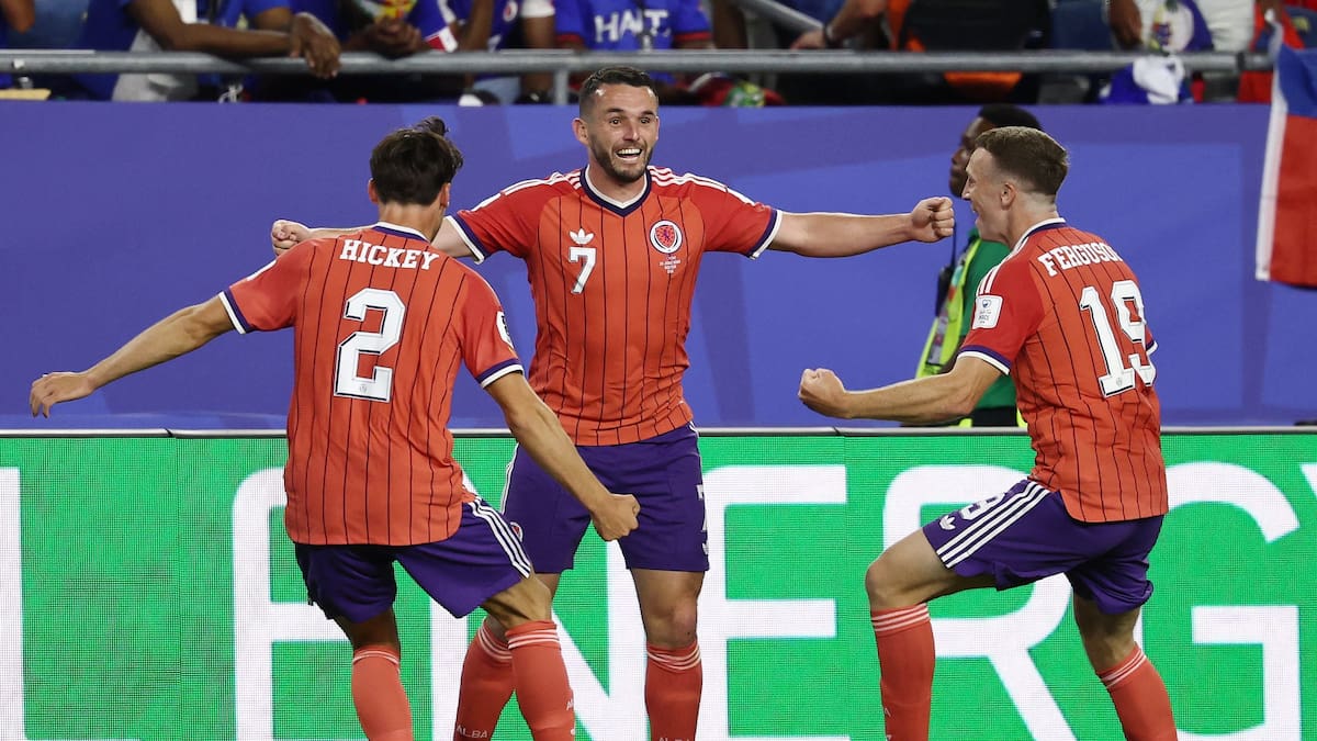 Jugador de Escocia celebra gol en partido contra Haití en Boston