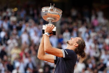 Alexander Zverev celebra su victoria en Roland Garros con un trofeo en mano