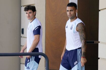 Julián Álvarez y Lautaro Martínez en acción, probando el doble 9 de Argentina contra Jordania