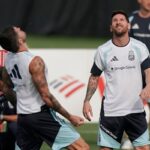 Imagen de jugadores de Argentina y Austria en un estadio de fútbol