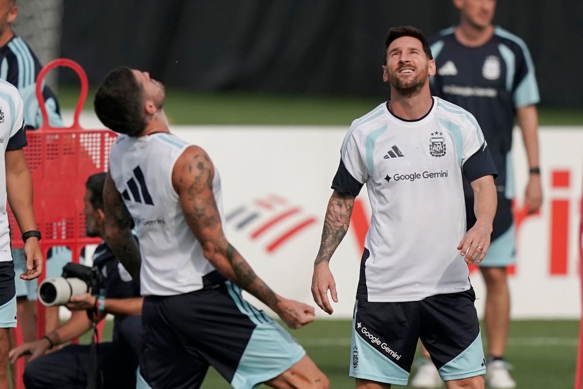 Imagen de jugadores de Argentina y Austria en un estadio de fútbol