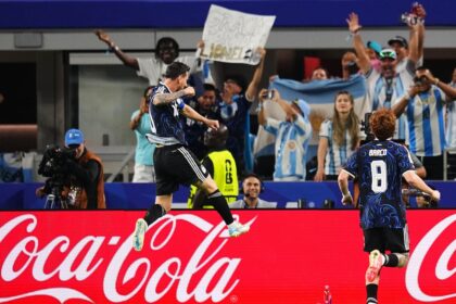 Messi celebra su gol de tiro libre en Argentina 3-1 Jordania, Mundial 2026