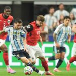 Jugadores de Argentina en acción durante un partido de fútbol contra Austria
