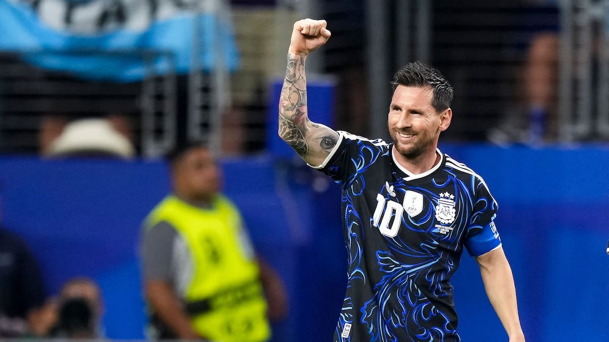 Messi celebra su gol de tiro libre en Argentina 3-1 Jordania, récord histórico en Mundial