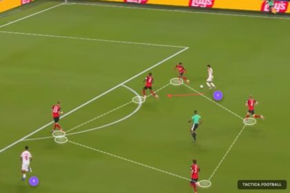 Jugadores de Austria saltando a cabecear un balón en un partido de fútbol