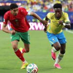 Jugadores de Brasil y Marruecos luchando por el balón en un partido intenso del Mundial