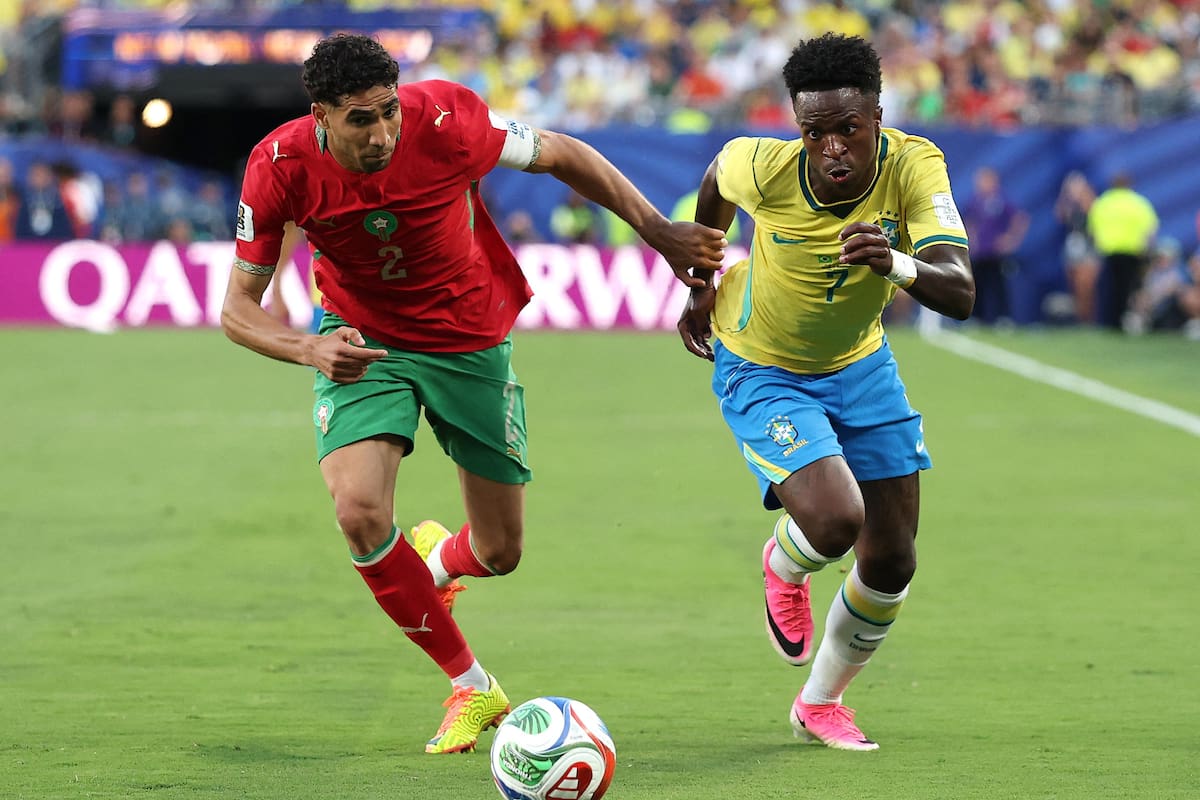 Jugadores de Brasil y Marruecos luchando por el balón en un partido intenso del Mundial