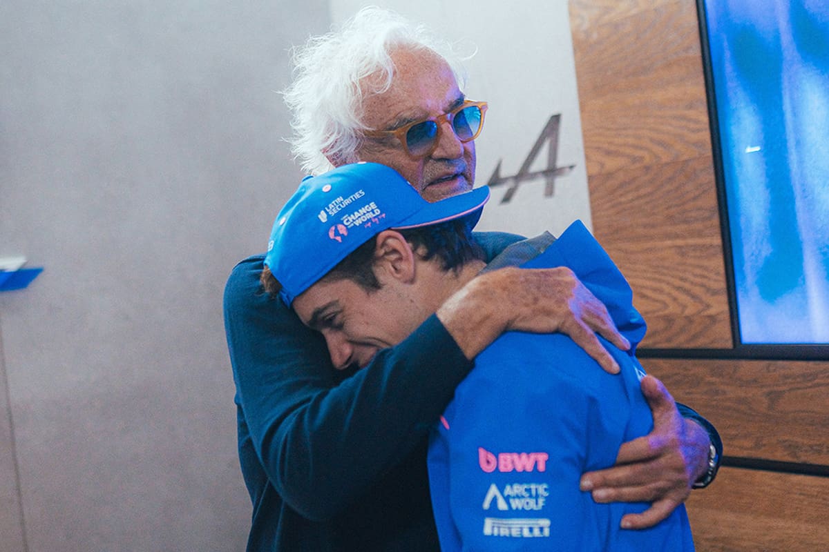 Flavio Briatore y Franco Colapinto en una reunión de equipo en Mónaco, analizando datos y estrategias para mejorar el rendimiento del coche.