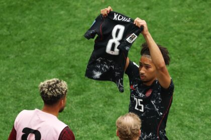 Jugadores de Canadá celebran un gol en un partido de fútbol contra Qatar