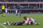 Jugador de fútbol tocándose la rodilla izquierda con expresión de dolor