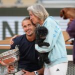 Imagen de Alexander Zverev alzando el trofeo de Roland Garros