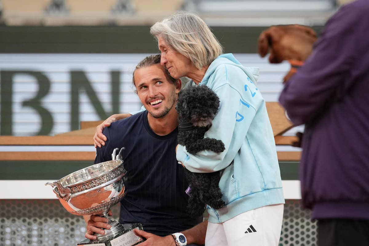 Imagen de Alexander Zverev alzando el trofeo de Roland Garros