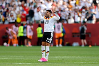 Deniz Undav en acción durante el partido, con una volea magistral para empatar el juego y un zurdazo imparable para ganar.