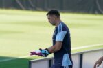 Emiliano 'Dibu' Martínez en acción durante un entrenamiento con la selección argentina.