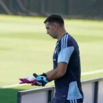 Emiliano 'Dibu' Martínez en acción durante un entrenamiento con la selección argentina.