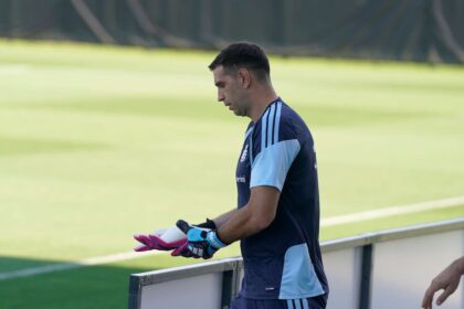 Emiliano 'Dibu' Martínez en acción durante un entrenamiento con la selección argentina.