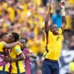Jugadores de Ecuador celebrando un gol contra Alemania en un emocionante partido de fútbol