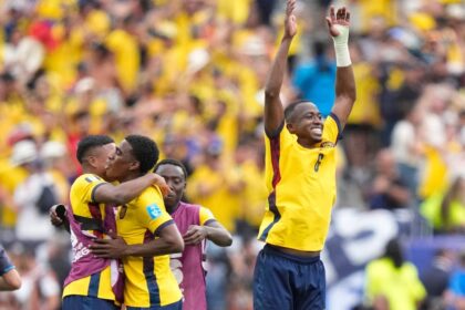Jugadores de Ecuador celebrando un gol contra Alemania en un emocionante partido de fútbol